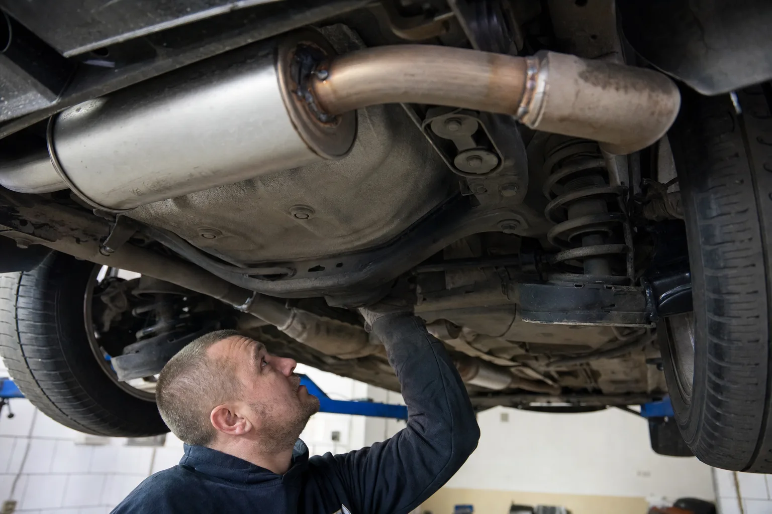 На зображенні показано підкапотний простір автомобіля…
